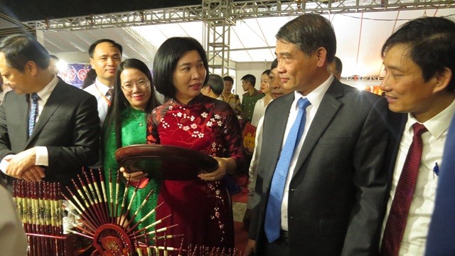 Phó Chủ tịch Phùng Thị Hồng Hà dự Lễ hội vinh danh làng nghề truyền thống may comple Vân Từ - Phú Xuyên